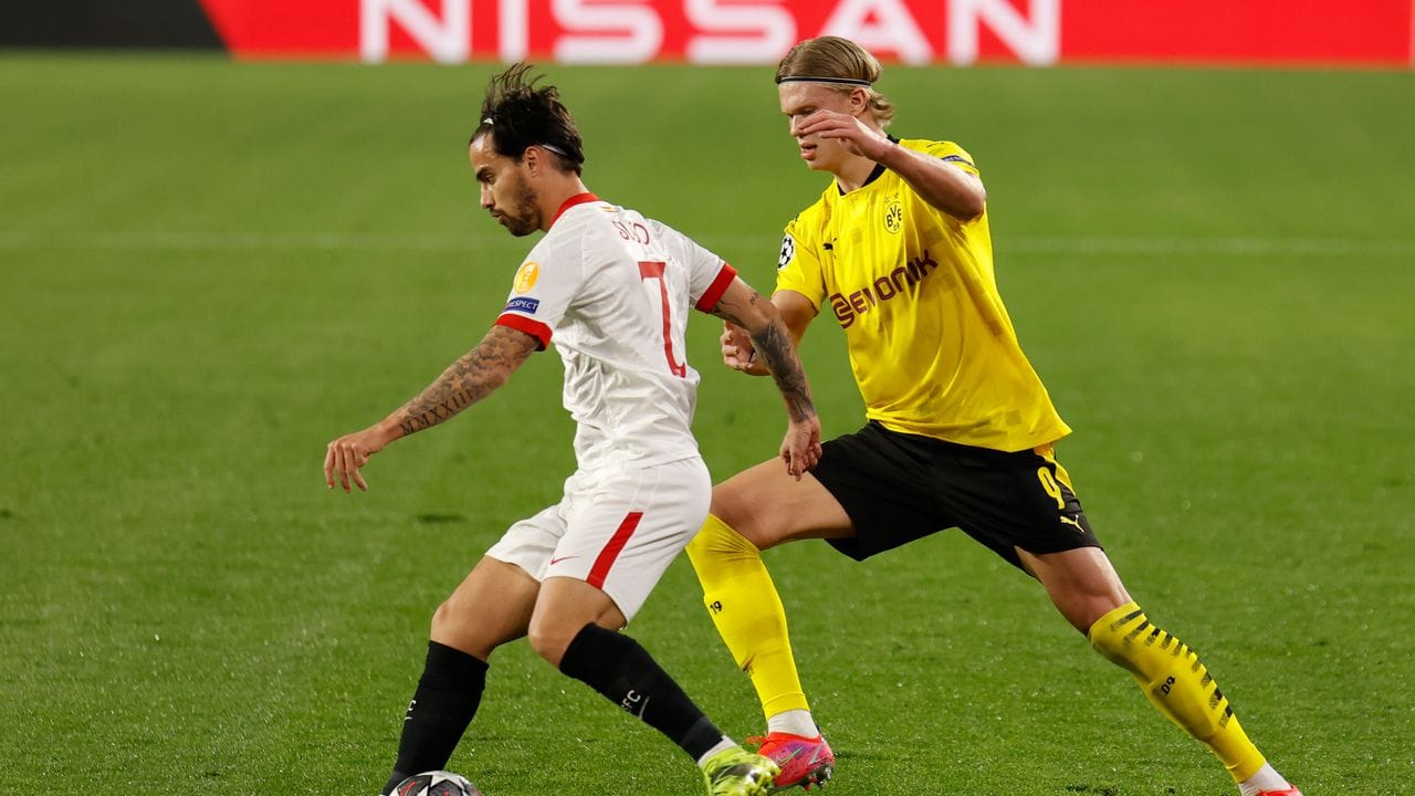 Torschützen unter sich: Sevillas Suso und Haaland (r) beim direkten Duell. Torschützen unter sich: Sevillas Suso und Haaland (r) beim direkten Duell.