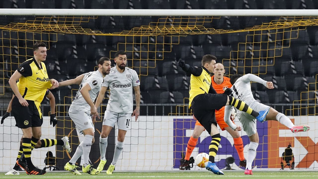Christian Fassnacht (M) brachte Young Boys auf dem für Leverkusen ungewohnten Kunstrasen schon nach drei Minuten in Führung. Christian Fassnacht (M) brachte Young Boys auf dem für Leverkusen ungewohnten Kunstrasen schon nach drei Minuten in Führung.