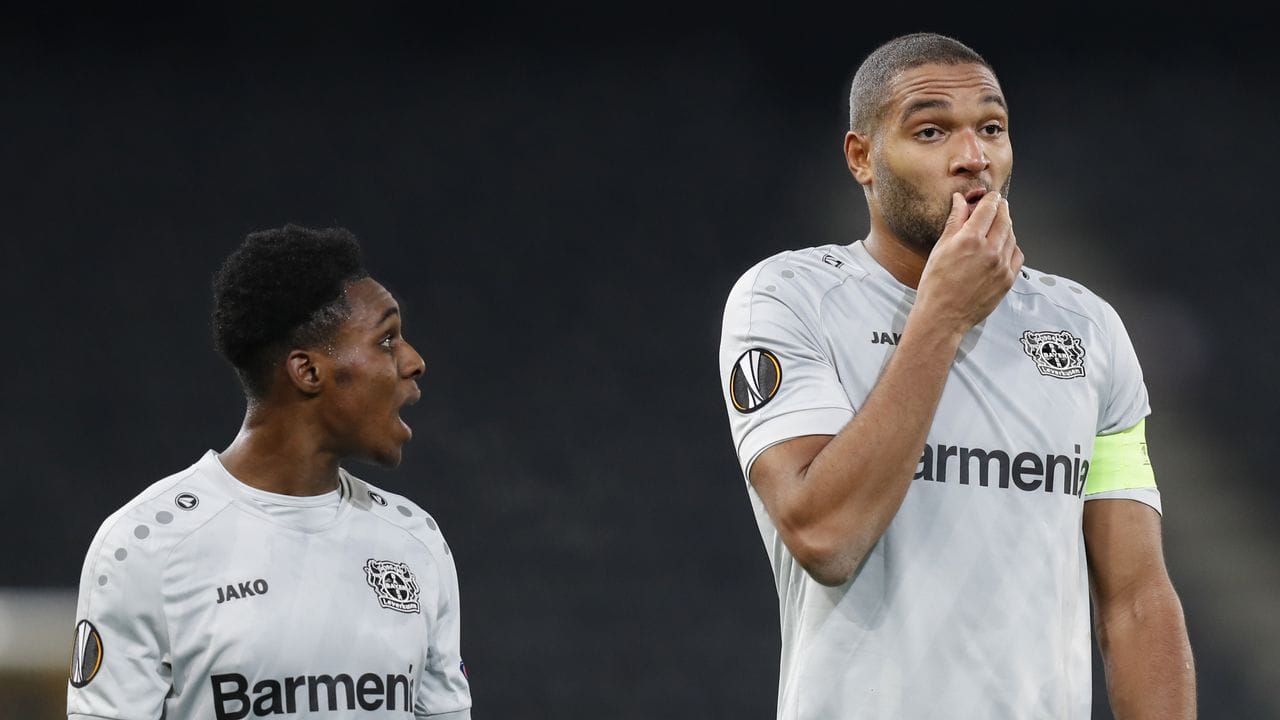 Mit einem 0:3-Rückstand ging es für Leverkusens Jeremie Frimpong (l) und Jonathan Tah in die Halbzeitpause.