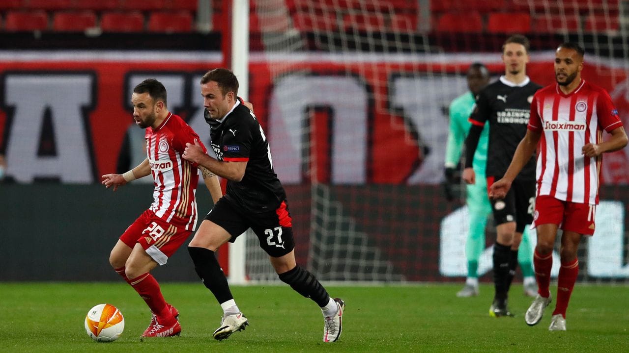Mario Götze (schwarzes Trikot) unterlag mit Eindhoven bei Olympiakos Piräus. Mario Götze (schwarzes Trikot) unterlag mit Eindhoven bei Olympiakos Piräus.