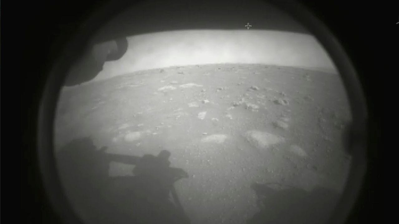 Das NASA-Foto zeigt das erste vom Perseverance-Rover gesendete Bild der Marsoberfläche.