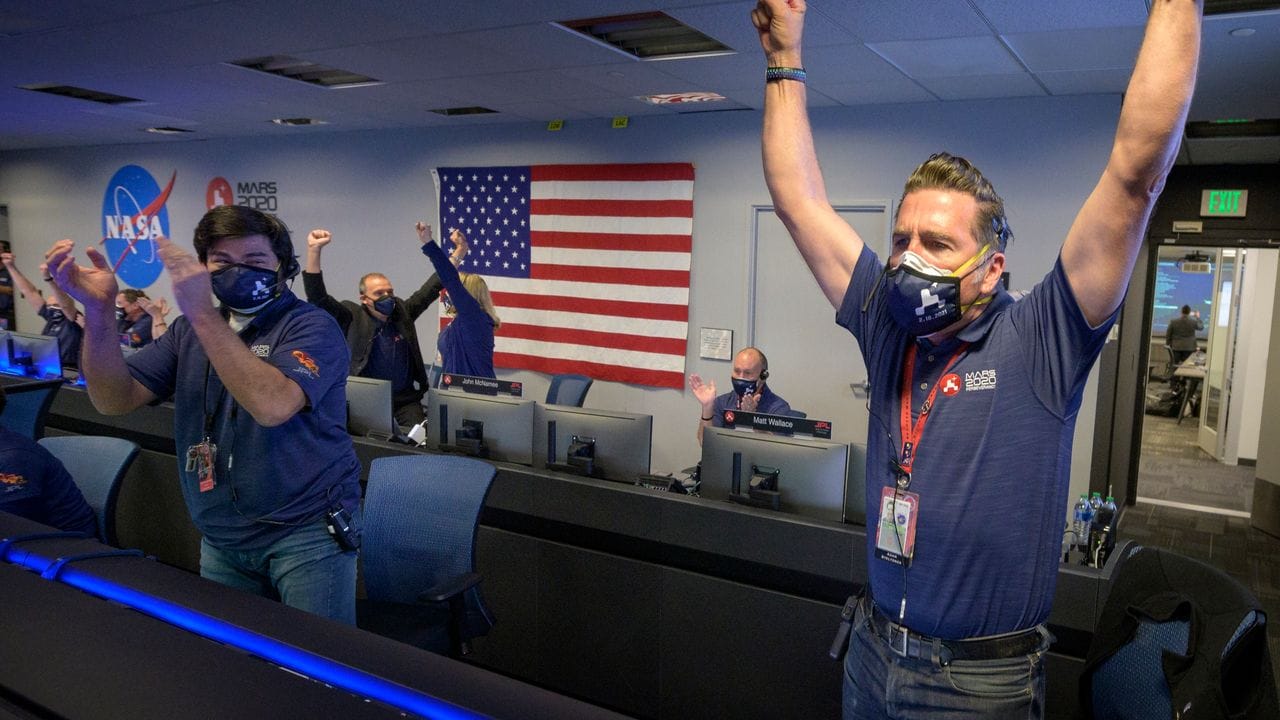 Nasa-Mitarbeiter jubeln in der Missionskontrolle - Rover "Perseverance" ist erfolgreich gelandet. Nasa-Mitarbeiter jubeln in der Missionskontrolle - Rover "Perseverance" ist erfolgreich gelandet.