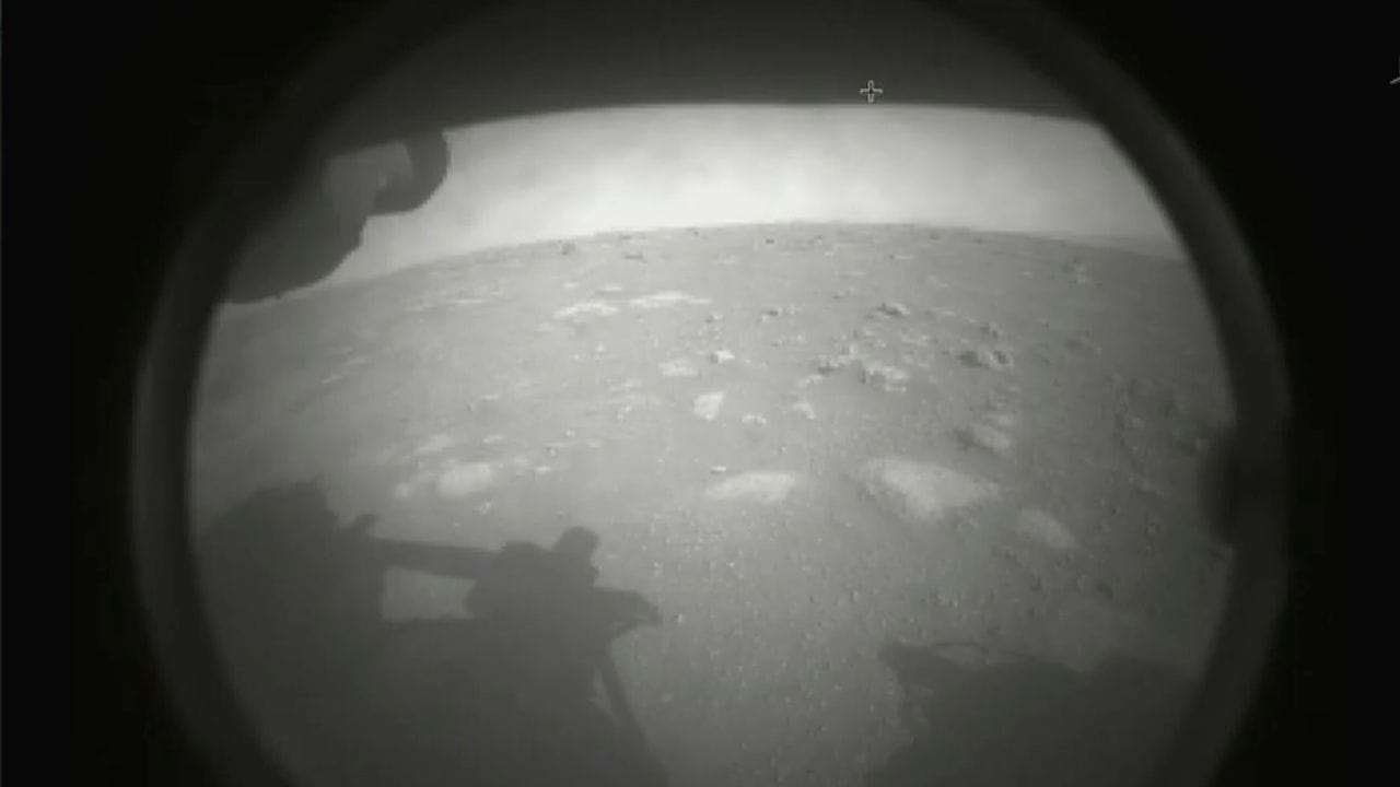 Das NASA-Foto zeigt das erste vom Perseverance-Rover gesendete Bild der Marsoberfläche. Das NASA-Foto zeigt das erste vom Perseverance-Rover gesendete Bild der Marsoberfläche.