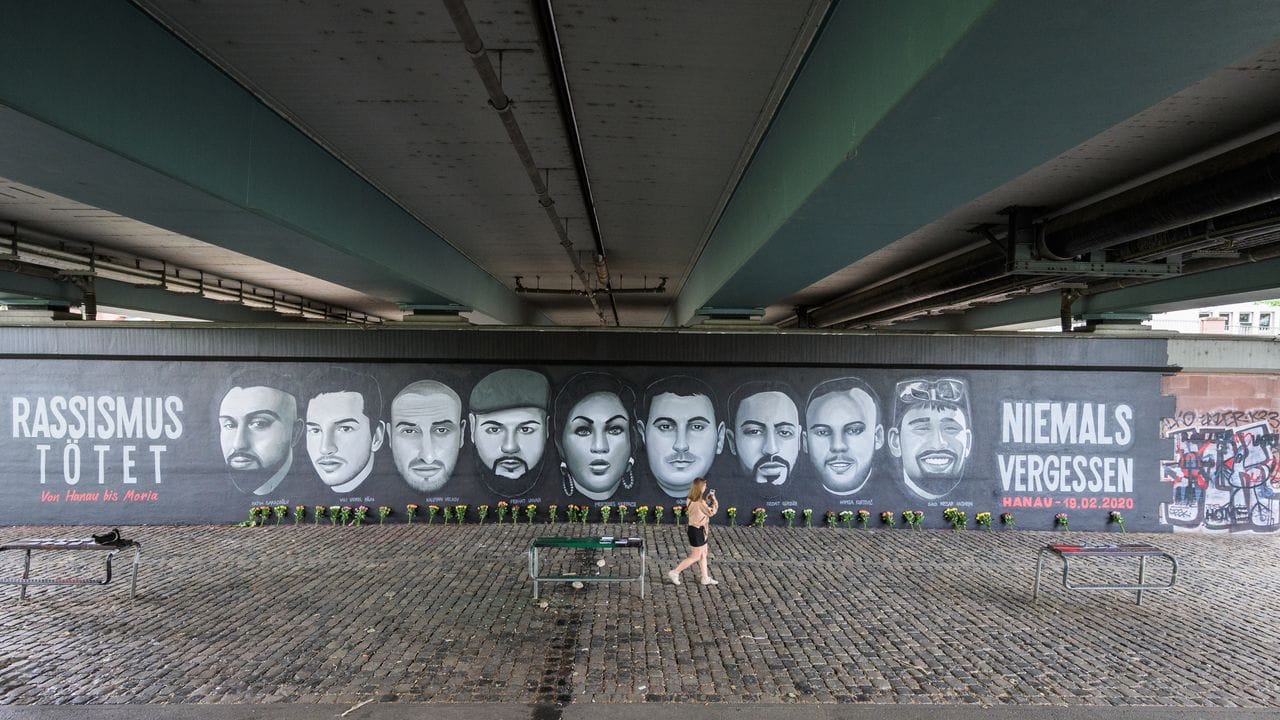 Unter der Frankfurter Friedensbrücke erinnert ein riesiges Wandbild an die neun Opfer des Anschlags in Hanau.