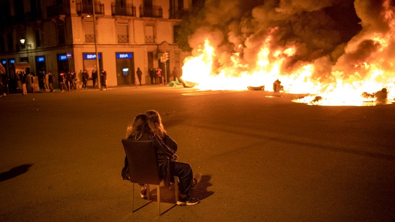 Brennende Barrikaden in Barcelona.