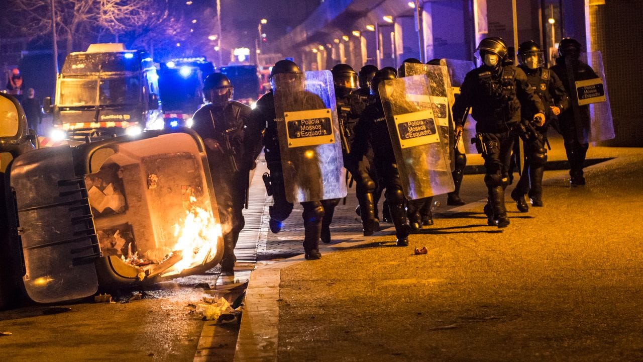 Bereitschaftspolizisten sind in Girona im Einsatz.