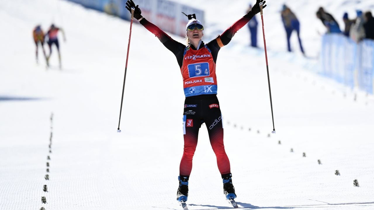 Marte Olsbu Röiseland aus Norwegen feiert den Sieg in der Staffel.