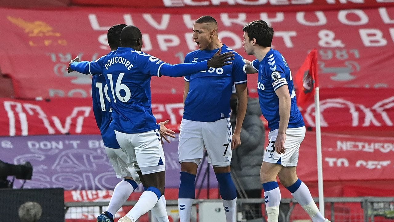Evertons Richarlison (M) feiert den ersten Treffer seiner Mannschaft.
