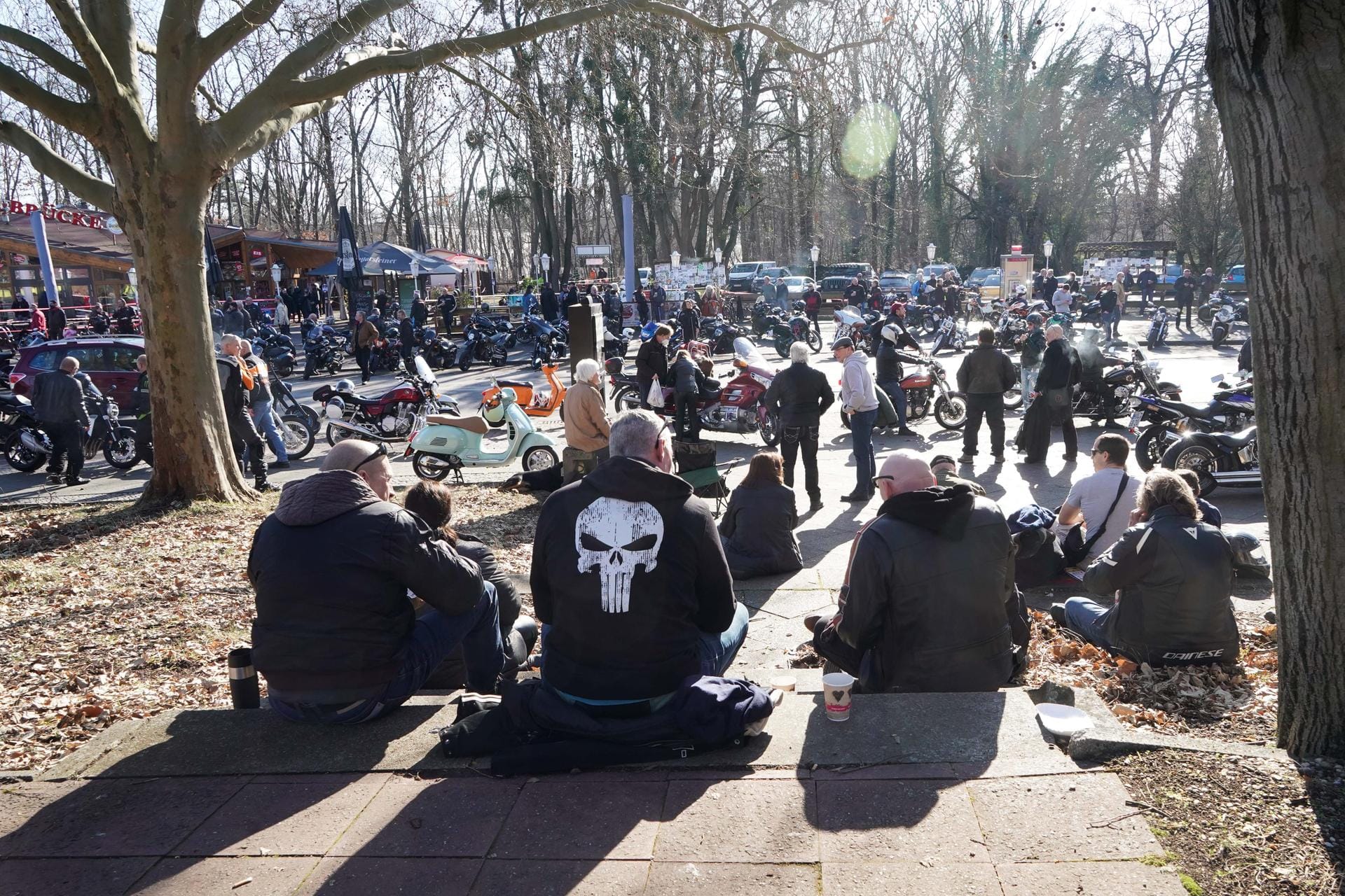 Berlin: Zahlreiche Motorradfahrer trafen sich an der Spinnerbrücke.