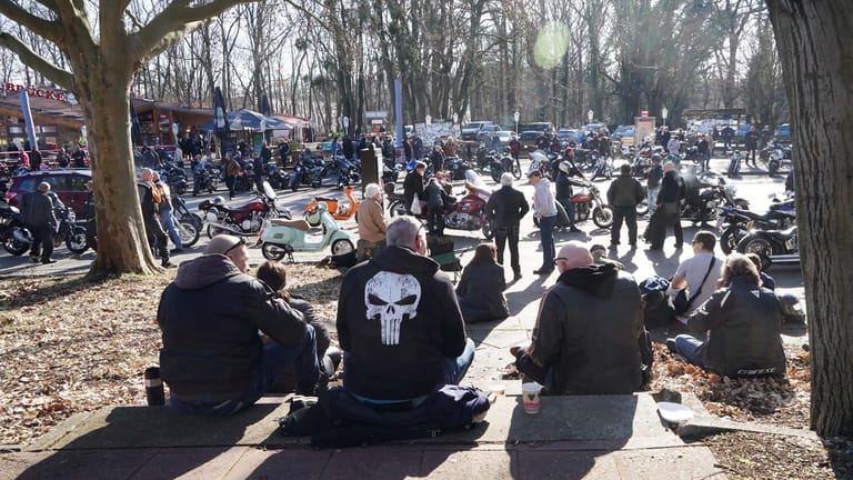 Berlin: Zahlreiche Motorradfahrer trafen sich an der Spinnerbrücke.