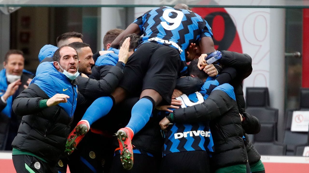 Die Spieler von Inter Mailand feiern zusammen, nachdem Lautaro Martinez das zweite Tor für die Mannschaft geschossen hat.