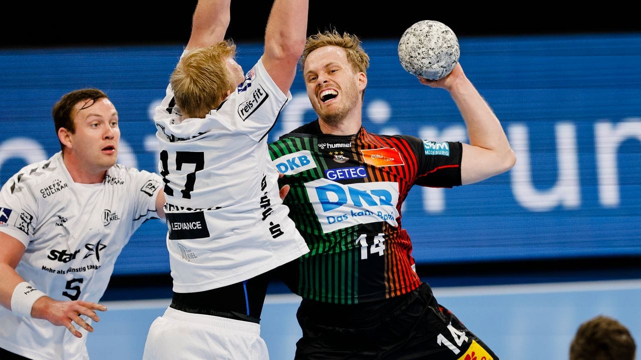 Kiels Sander Sagosen (l-r) und Patrick Wiencek versuchen Magdeburgs Omar Ingi Magnusson zu verteidigen.