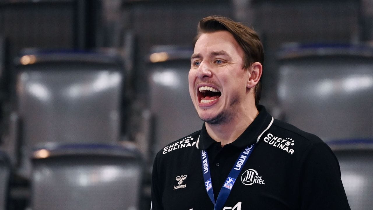 Kiels Trainer Filip Jicha reagiert während eines Spiels.