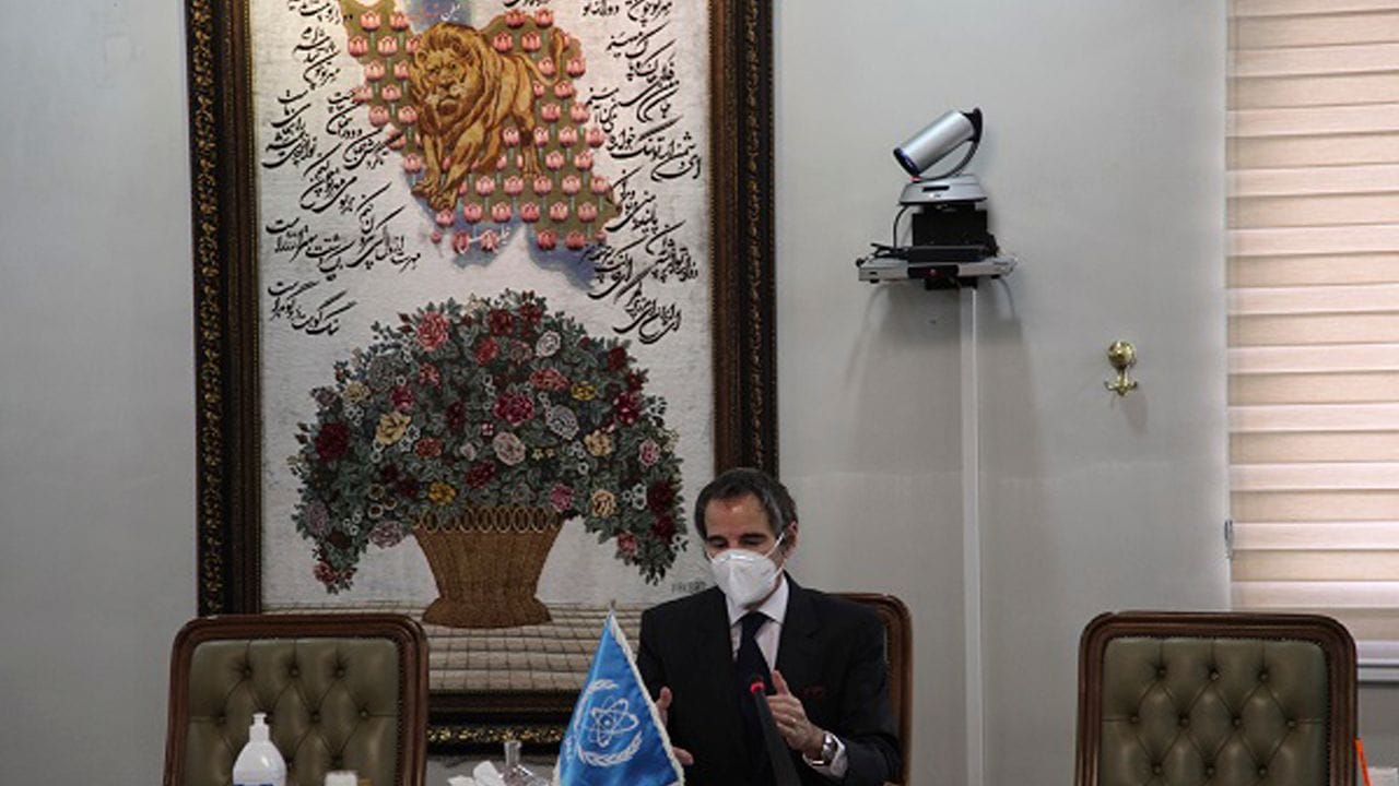 Der Generaldirektor der Internationalen Atomenergiebehörde IAEA, Rafael Mariano Grossi, spricht bei einem Treffen mit dem iranischen Atomchef Salehi.