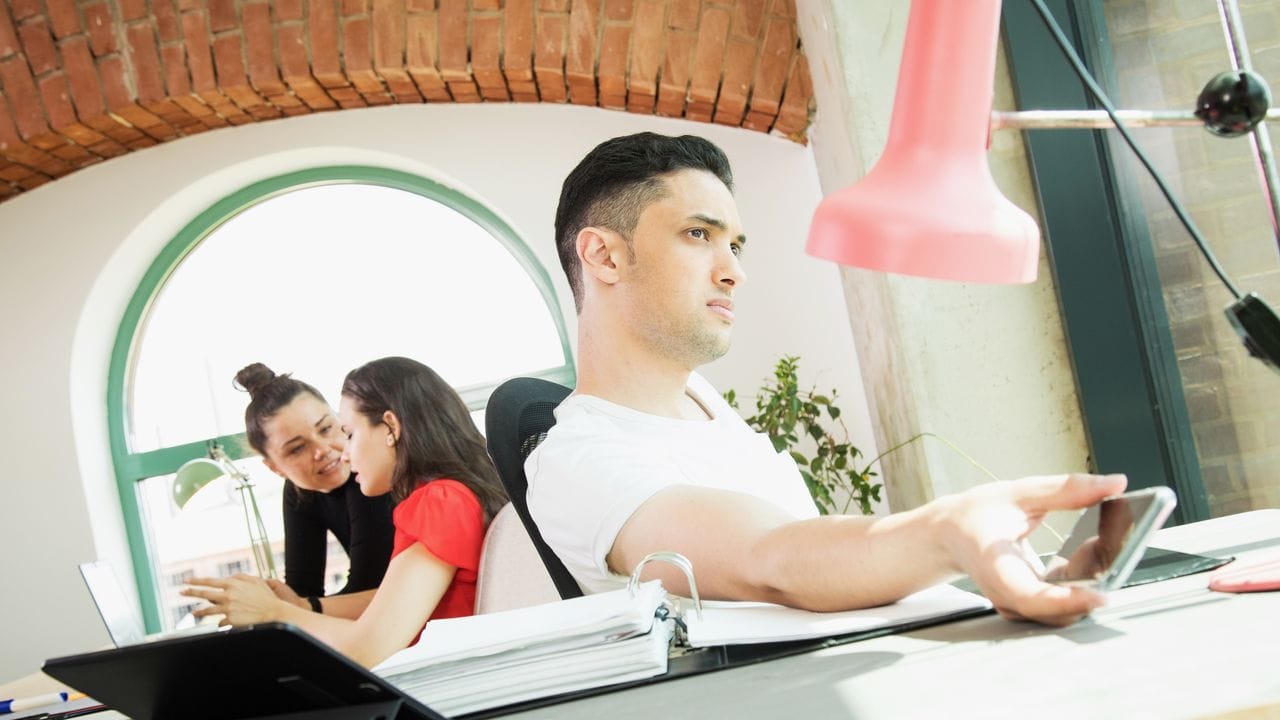 Unterforderung im Job kann auch zu Überforderung führen - etwa damit, die Zeit rumzukriegen. Unterforderung im Job kann auch zu Überforderung führen - etwa damit, die Zeit rumzukriegen.