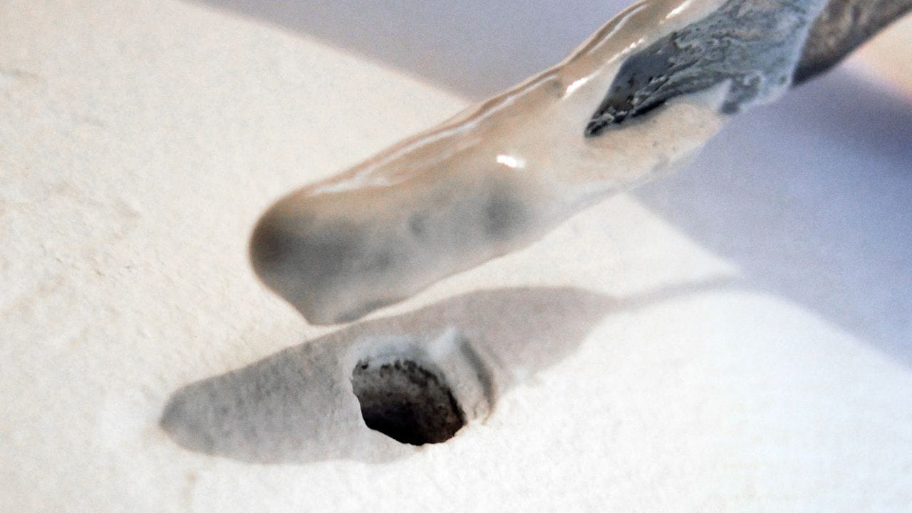 Müssen Mieter Bohrlöcher wieder verschließen? Dazu kommt es unter anderem darauf an, was mietvertraglich vereinbart wurde.