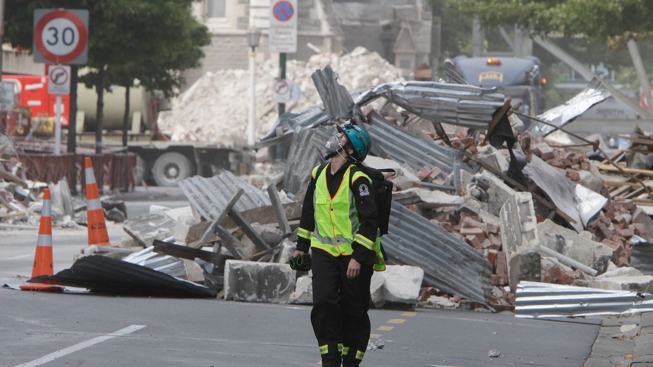 Ein Mitglied der neuseeländischen Rettungskräfte im März 2011 im zerstörten Geschäftsviertel von Christchurch.