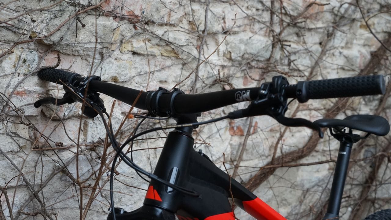 Der Lenker ist - typisch Mountainbike - breit und gewährt viel Kontrolle, wenn es über Stock und Stein geht.