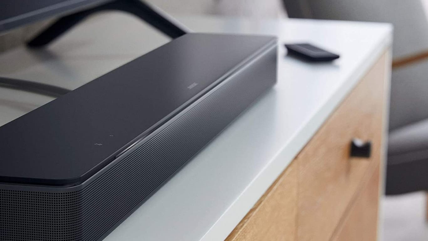 Die Bose Smart Soundbar 300 verbessert den Klang des Fernsehers und überzeugt mit einer guten Ausstattung.