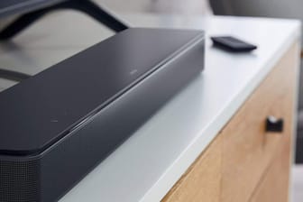 Die Bose Smart Soundbar 300 verbessert den Klang des Fernsehers und überzeugt mit einer guten Ausstattung.
