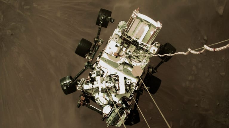 Der Mars-Rover "Perseverance" senkt sich während der Landung auf die Marsoberfläche ab.