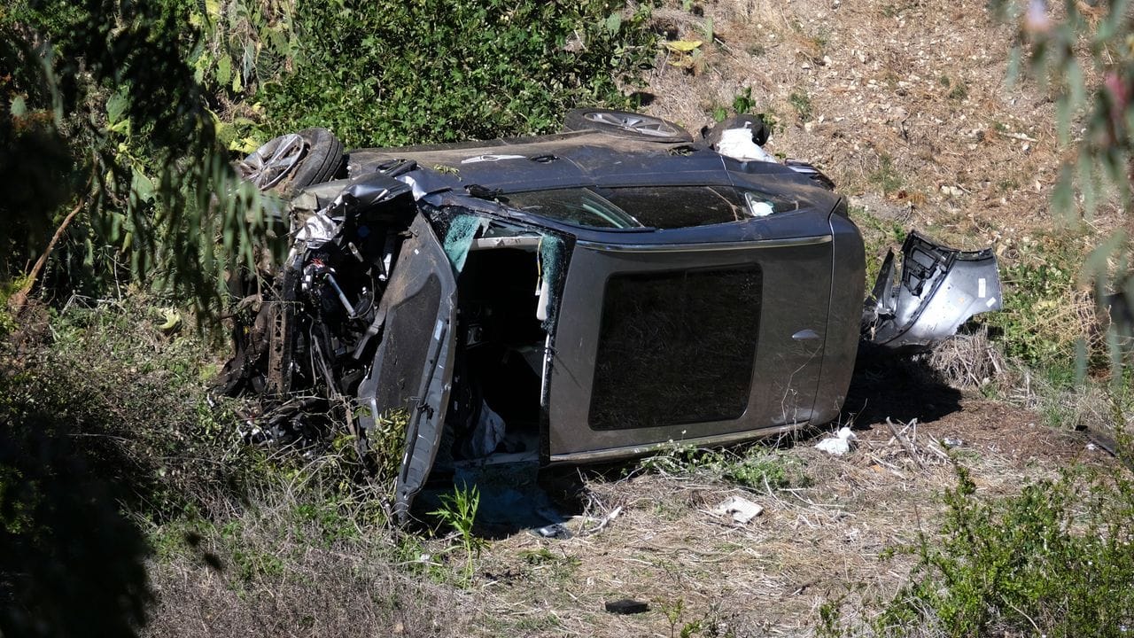Nach einem heftigen Unfall von Golf-Profi Tiger Woods liegt das zerstörte Auto auf der Seite im Graben.