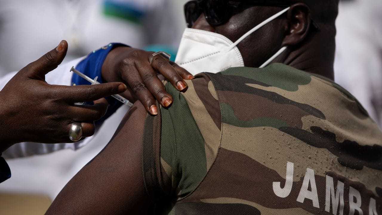 Auch im Senegal erwartet man die Lieferung einer großen Menge an Impfstoffdosen durch die Covax-Initiative.