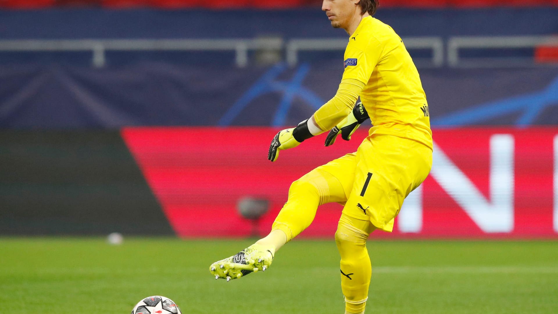 Yann Sommer: Wurde trotz Citys Dominanz wenig geprüft. Bei beiden Gegentoren machtlos. Seine Abstöße landeten meist schnell beim Gegner, doch dafür konnte er nichts: Citys Abwehrreihe erstickte jegliche Gladbacher Offensivbemühungen im Keim. Note 3