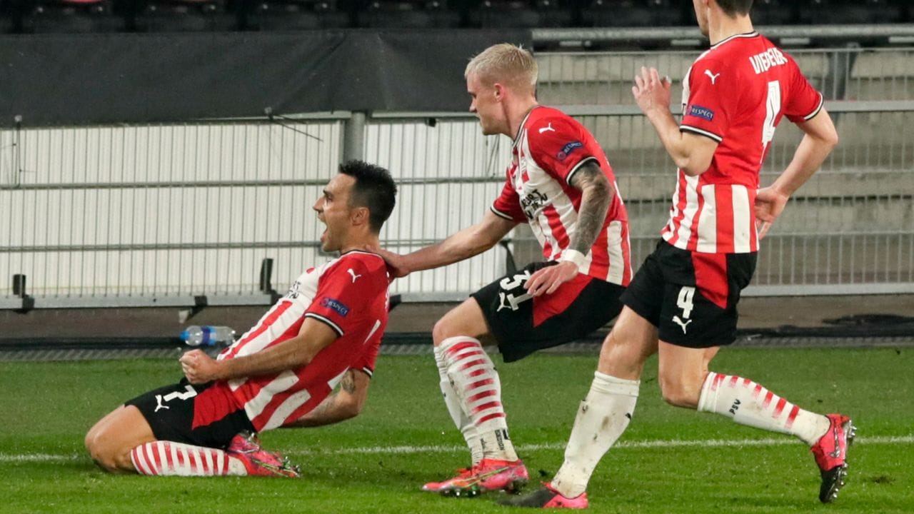 Die Spieler von PSV Eindhoven feiern das Tor zum 2:0 gegen Olympiakos Piräus.