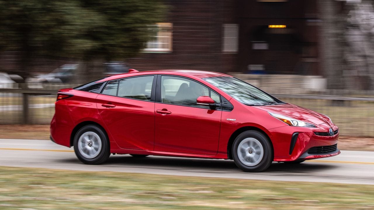 Grüner Kultfaktor in Rot: Zum Toyota Prius griffen auch Hollywoodstars, um ein Zeichen für Nachhaltigkeit zu setzen.