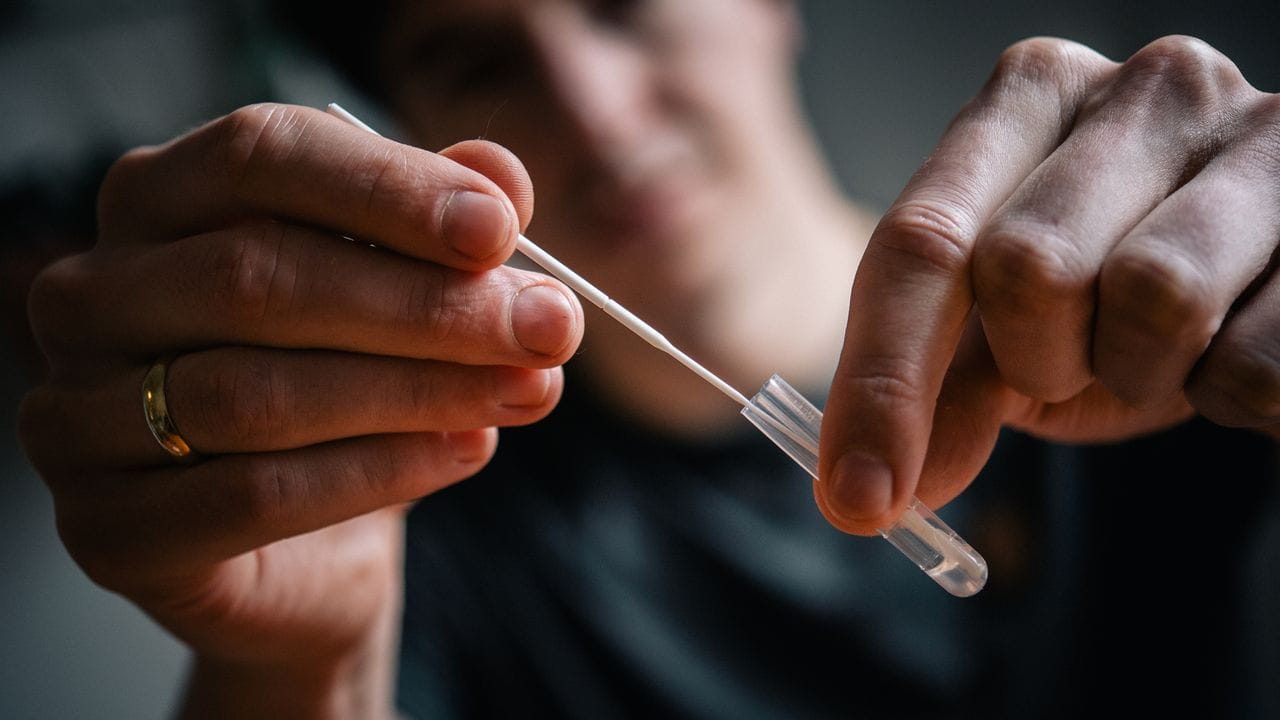 Nach dem Abstrich muss der Tupfer im Röhrchen gedreht und gedrückt werden, damit sich die Probe aus der Nase mit der Lösung vermischt. Nach dem Abstrich muss der Tupfer im Röhrchen gedreht und gedrückt werden, damit sich die Probe aus der Nase mit der Lösung vermischt.