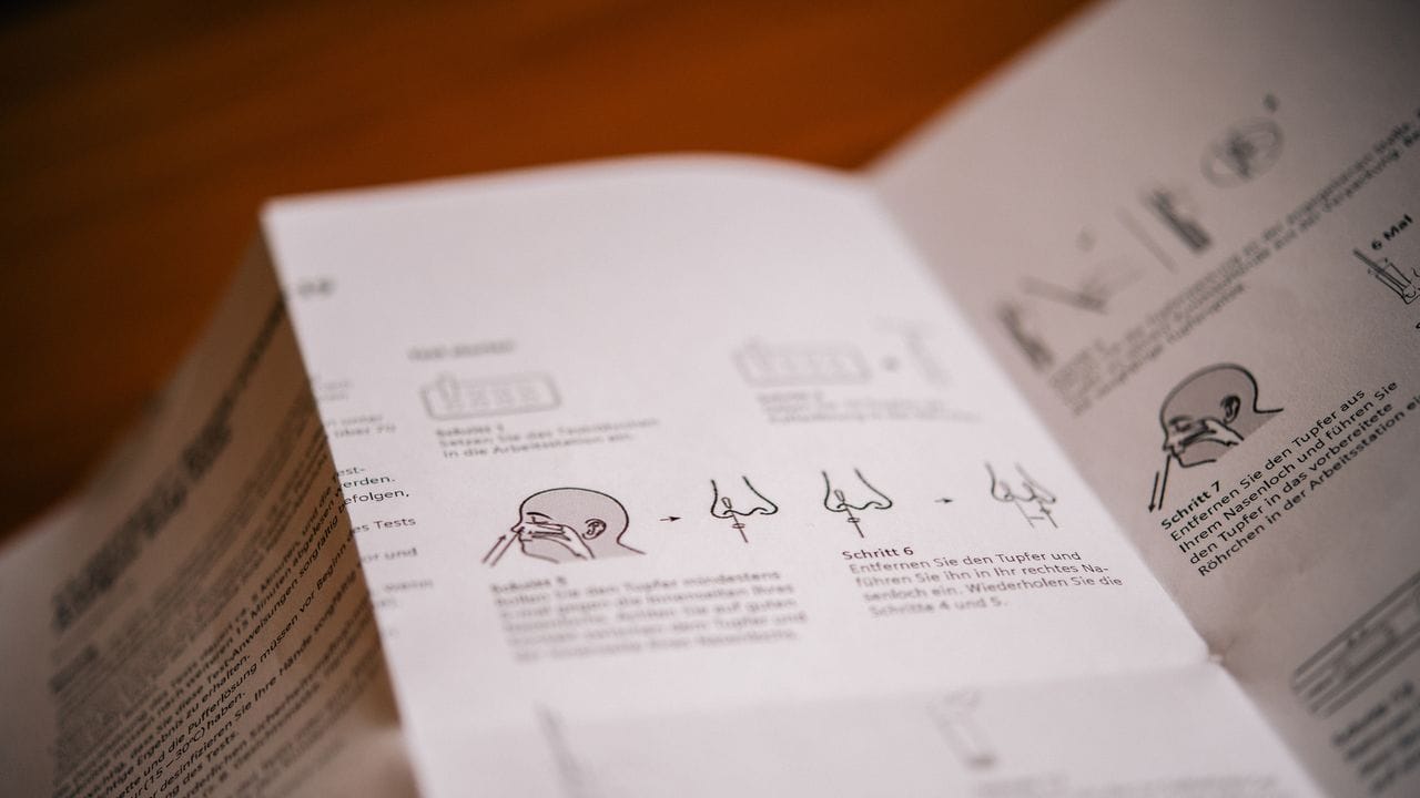 Die Selbsttests müssen eine Anleitung haben, die auch für medizinische Laien verständlich ist - Schritt für Schritt und mit Hilfe von Illustrationen wird hier erklärt, wie man vorzugehen hat. Die Selbsttests müssen eine Anleitung haben, die auch für medizinische Laien verständlich ist - Schritt für Schritt und mit Hilfe von Illustrationen wird hier erklärt, wie man vorzugehen hat.