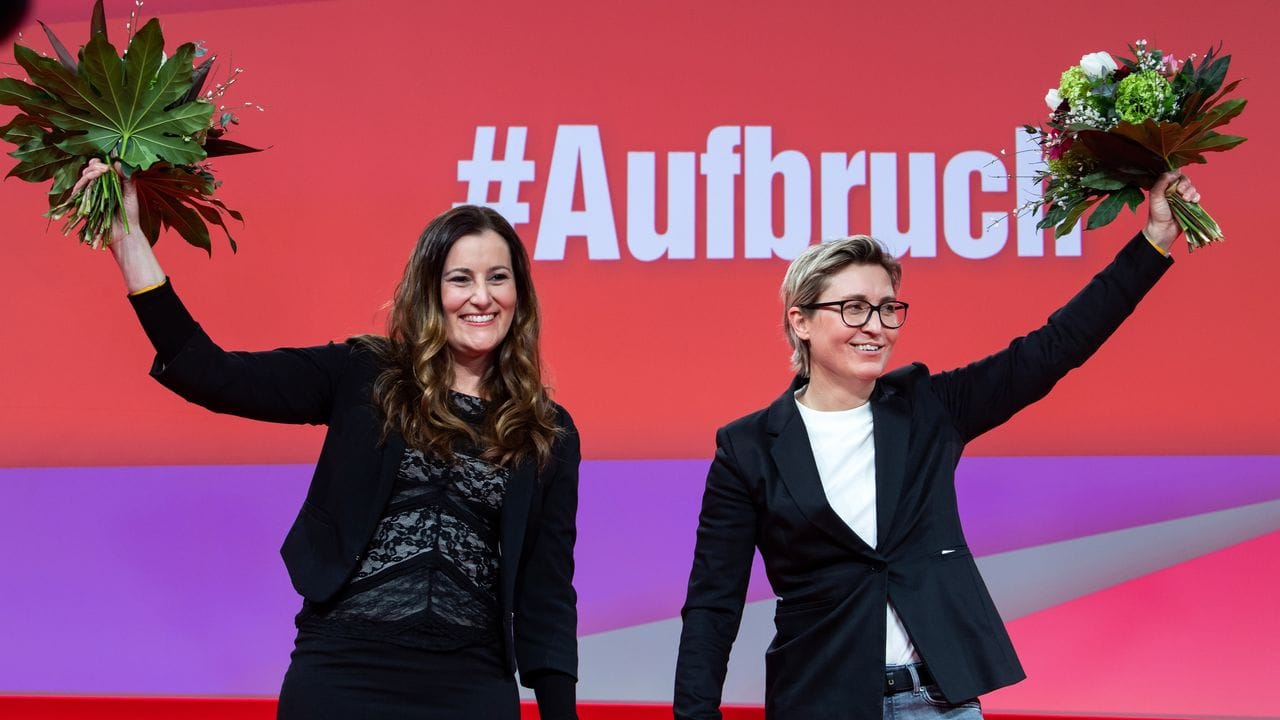 Janine Wissler (l) und Susanne Hennig-Wellsow, die neuen Bundesvorsitzenden der Partei Die Linke, nach ihrer Wahl beim Online-Bundesparteitag.