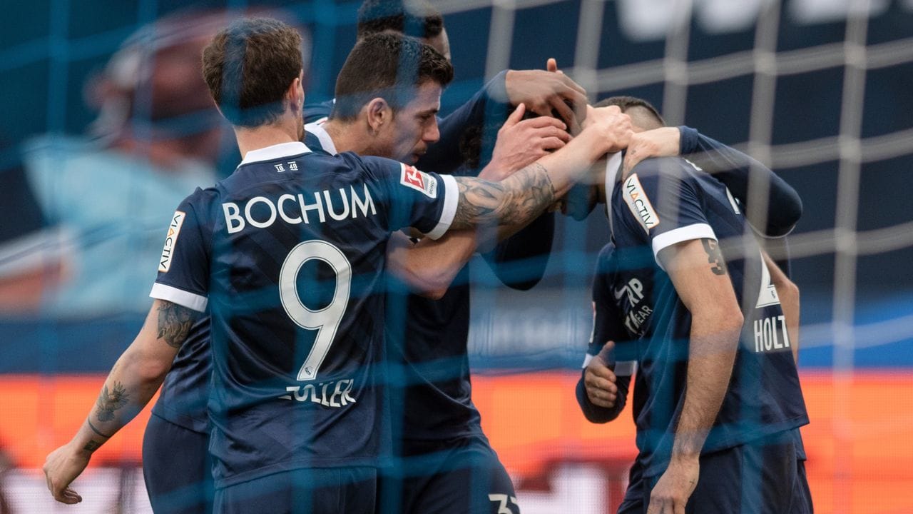 Der VfL Bochum hat sich mit dem Sieg gegen die Würzburger Kickers vorerst an die Tabellenspitze geschossen.