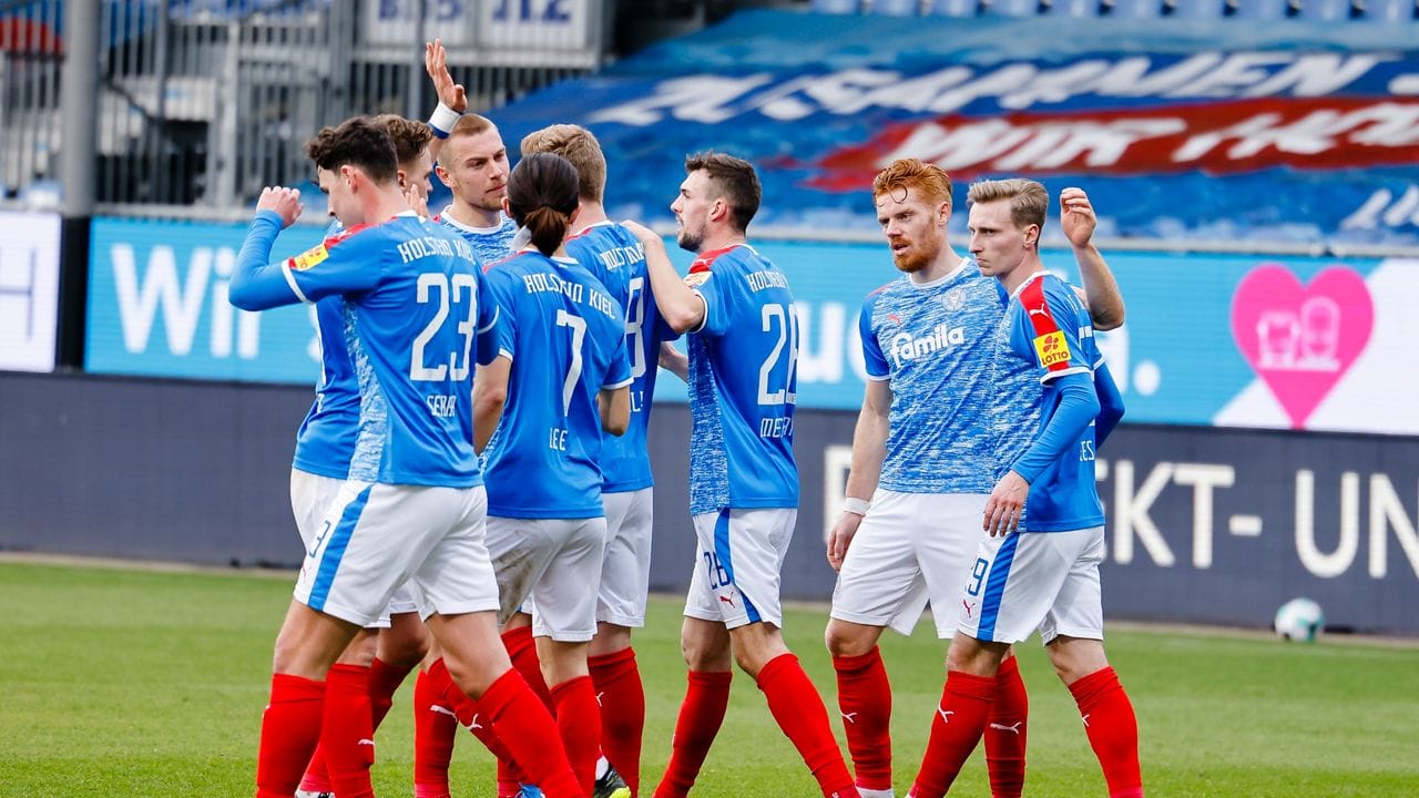 Die Spieler von Holstein Kiel feiern den Sieg gegen Erzgebirge Aue. Die Spieler von Holstein Kiel feiern den Sieg gegen Erzgebirge Aue.