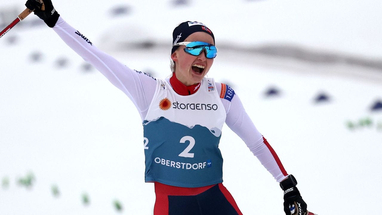 Gyda Westvold Hansen aus Norwegen jubelt über Gold in der Nordischen Kombination.