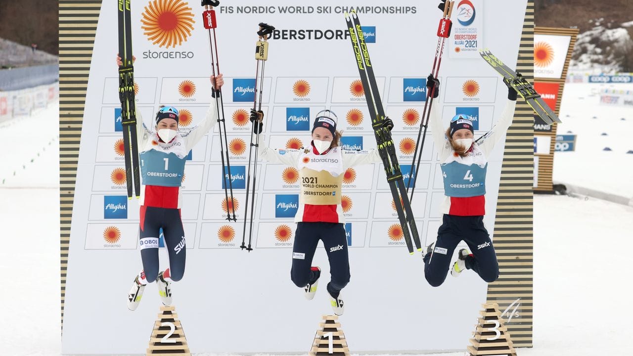 Norwegens Top-Trio: Gyda Westvold Hansen (M) siegte vor Mari Leinan Lund (l) und Marte Leinan Lund. Norwegens Top-Trio: Gyda Westvold Hansen (M) siegte vor Mari Leinan Lund (l) und Marte Leinan Lund.