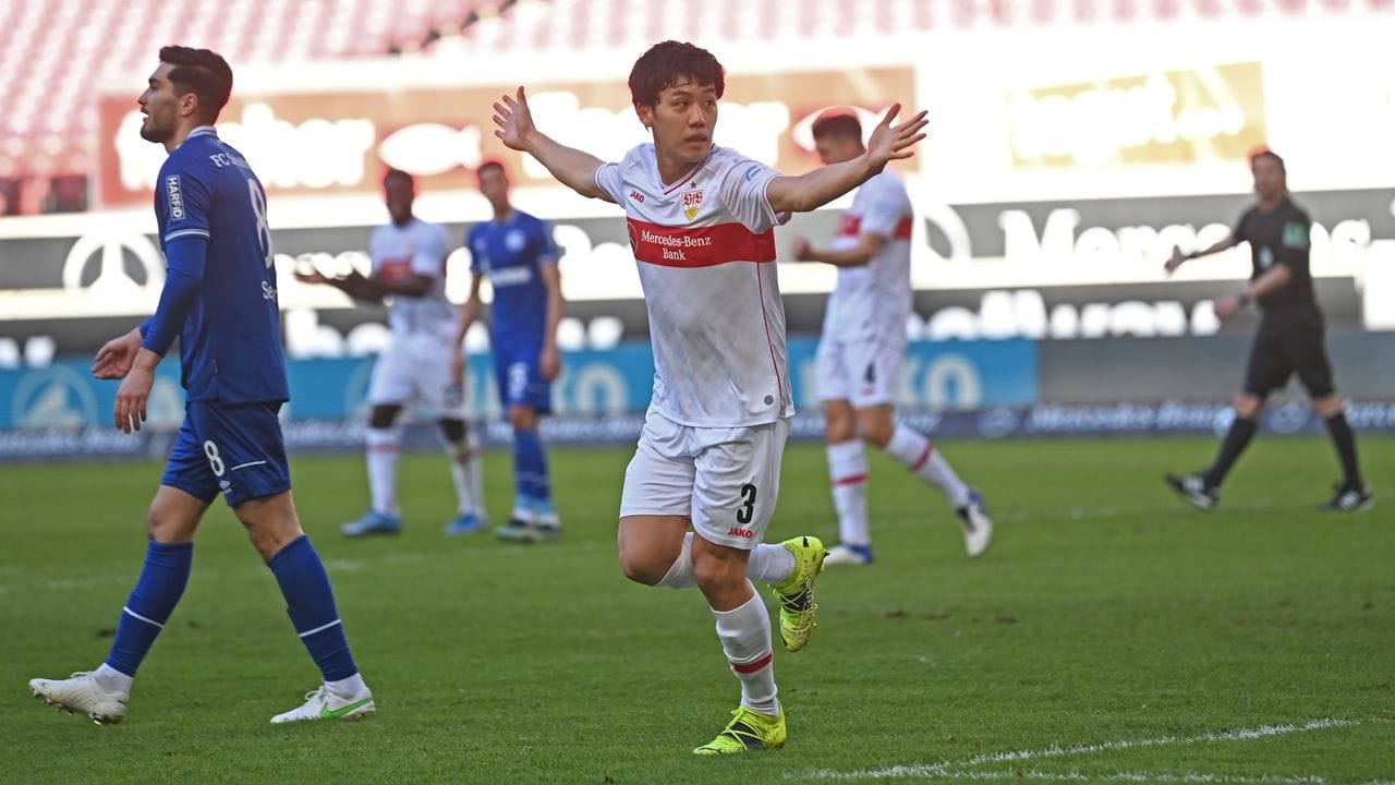 Stuttgarts Mittelfeldspieler Wataru Endo jubelt nach seinem zweiten Treffer für den VfB.