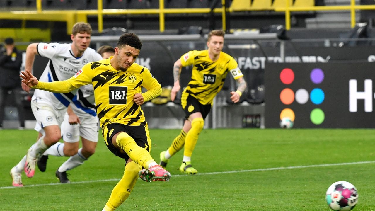 Dortmunds Stürmer Jadon Sancho verwandelt einen Strafstoß zur 2:0-Führung.
