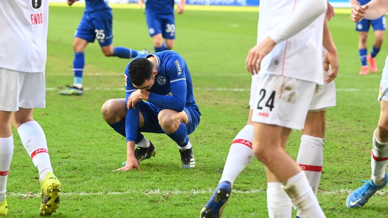 Schalkes Mittelfeldspieler Nabil Bentaleb hockt nach einem vergebenen Strafstoß auf dem Rasen.
