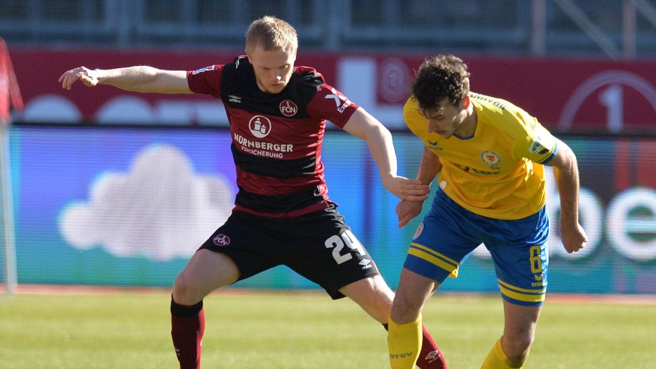 Nürnbergs Mats Möller Dähli (l) kam mit dem CLub gegen Braunschweig mit Dominik Wydra nicht über ein Remis hinaus.