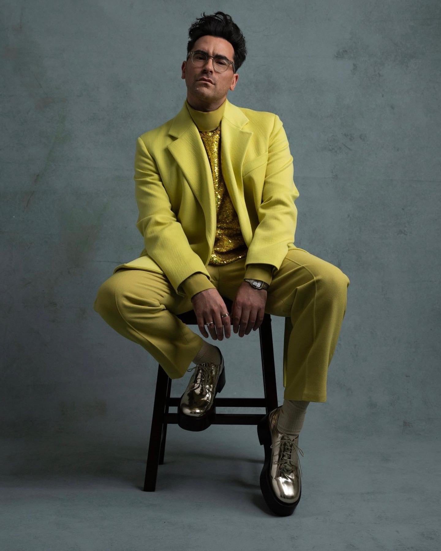 Dan Levy: Für die Golden Globes mit goldenem Paillettenshirt und passendem Anzug.
