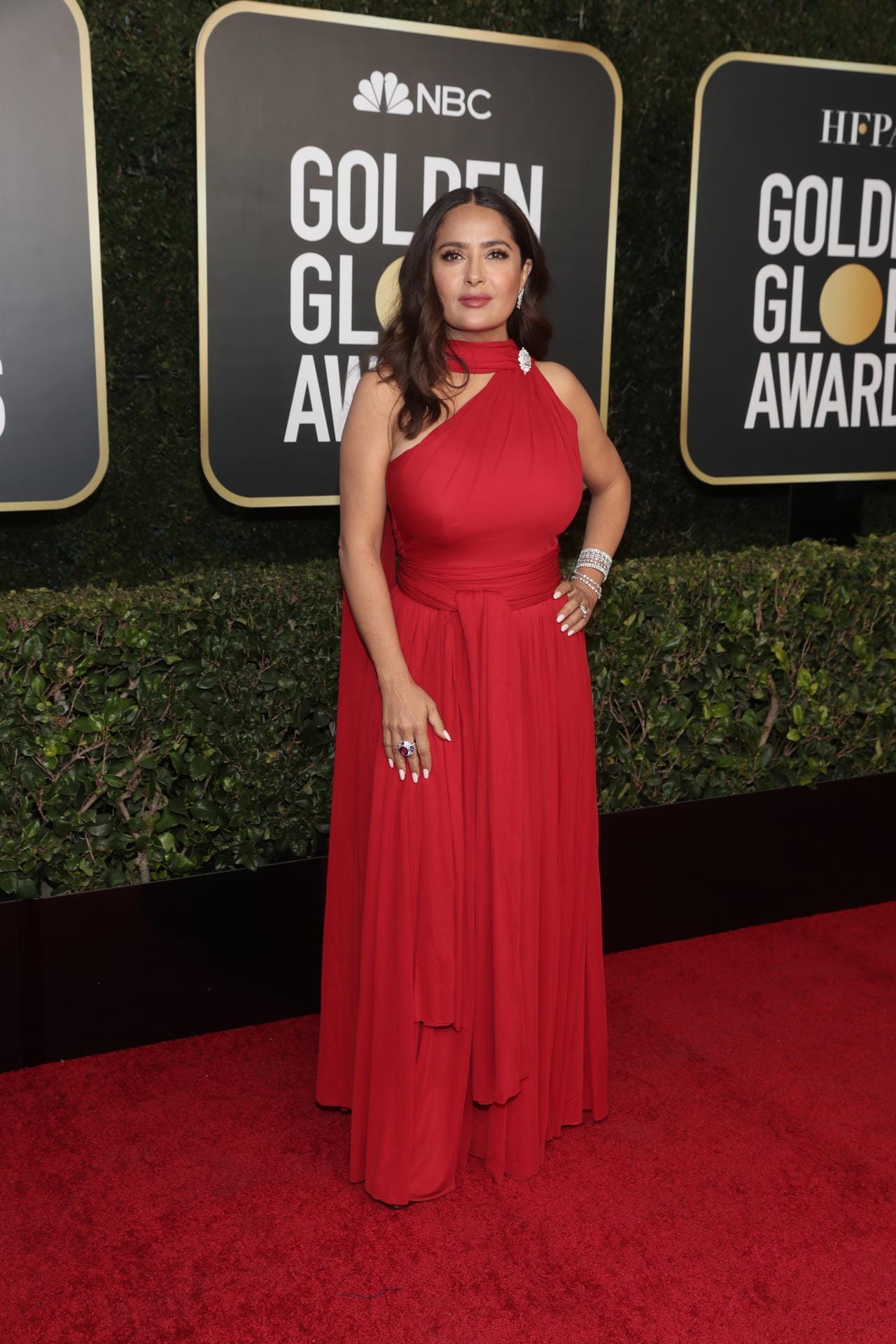 Salma Hayek: Sie trug eine rote Robe bei der diesjährigen Verleihung der Golden Globes.