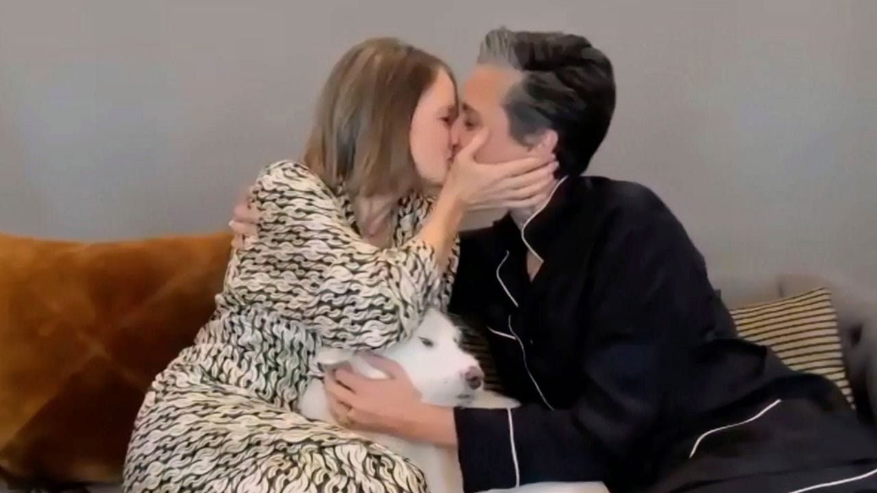 Pyjamas, ein Kuss und Hund Ziggy: Jodie Foster (l) freut sich mit ihrer Frau Alexandra Hedison über den Golden Globe als "Beste Nebendarstellerin".