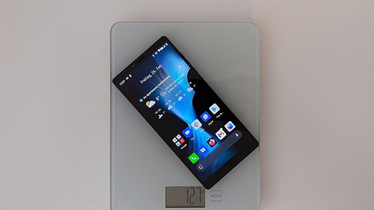 127 Gramm - für ein Smartphone dieser Größe ist das Carbon 1 Mk II ganz schön leicht.