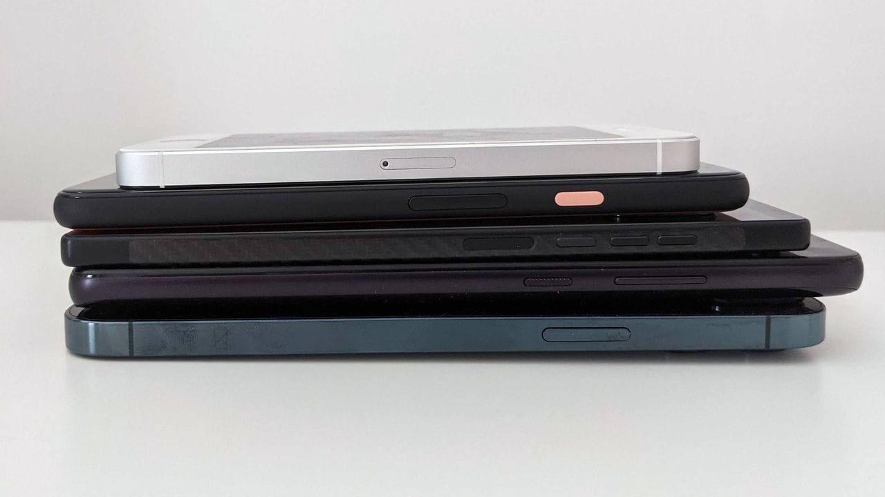 Ein Haufen Telefone und das dünnste – das Carbon 1 Mk II – liegt in der Mitte.