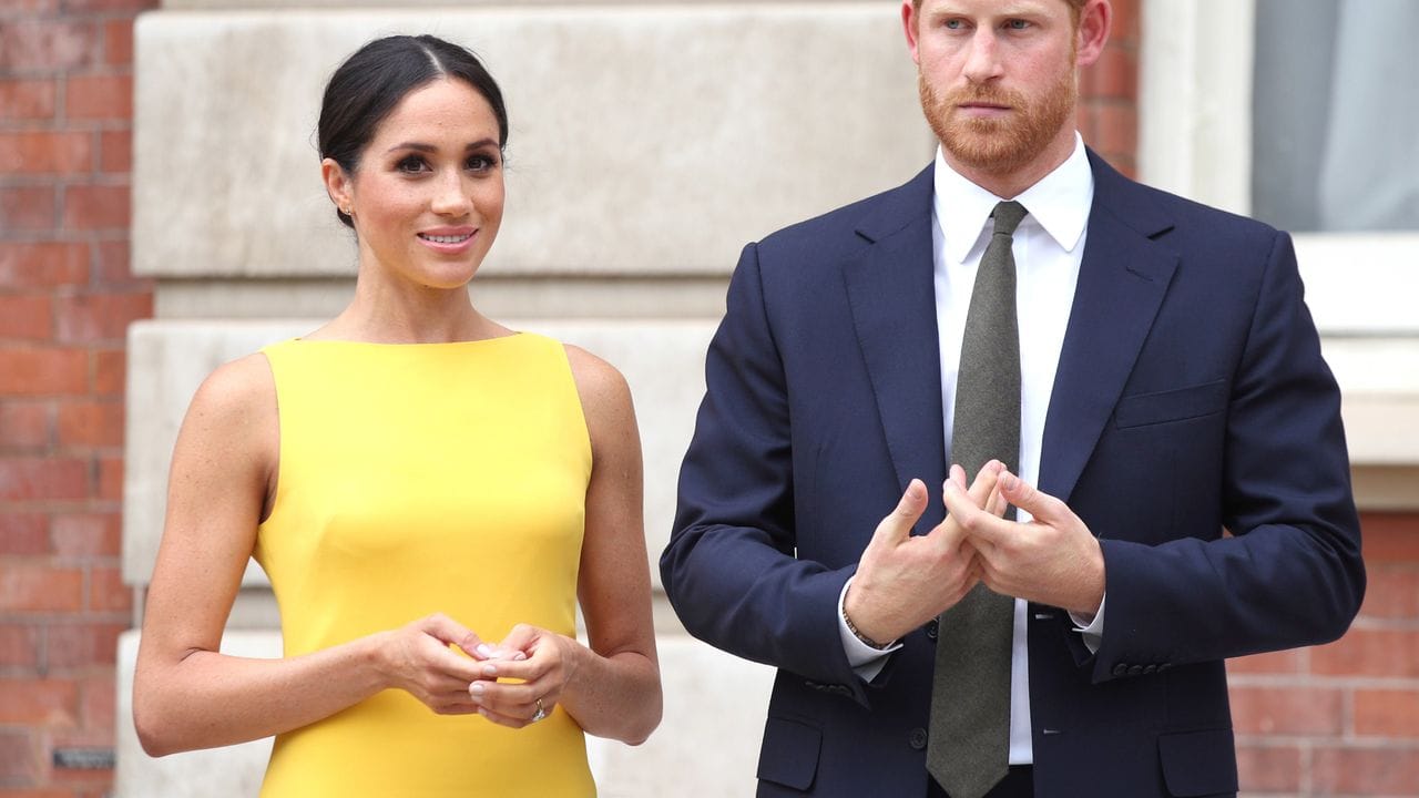Prinz Harry von Großbritannien und seine Frau Meghan während des Empfangs "Deine Commonwealth-Herausforderung für die Jugend" im Marlborough House im Juli 2018.