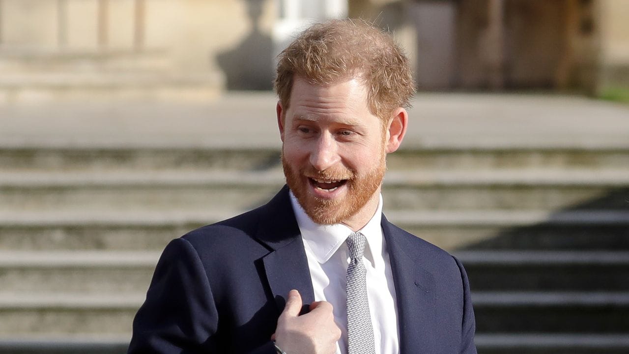 Prinz Harry, Herzog von Sussex, steht im Garten des Buckingham Palace.