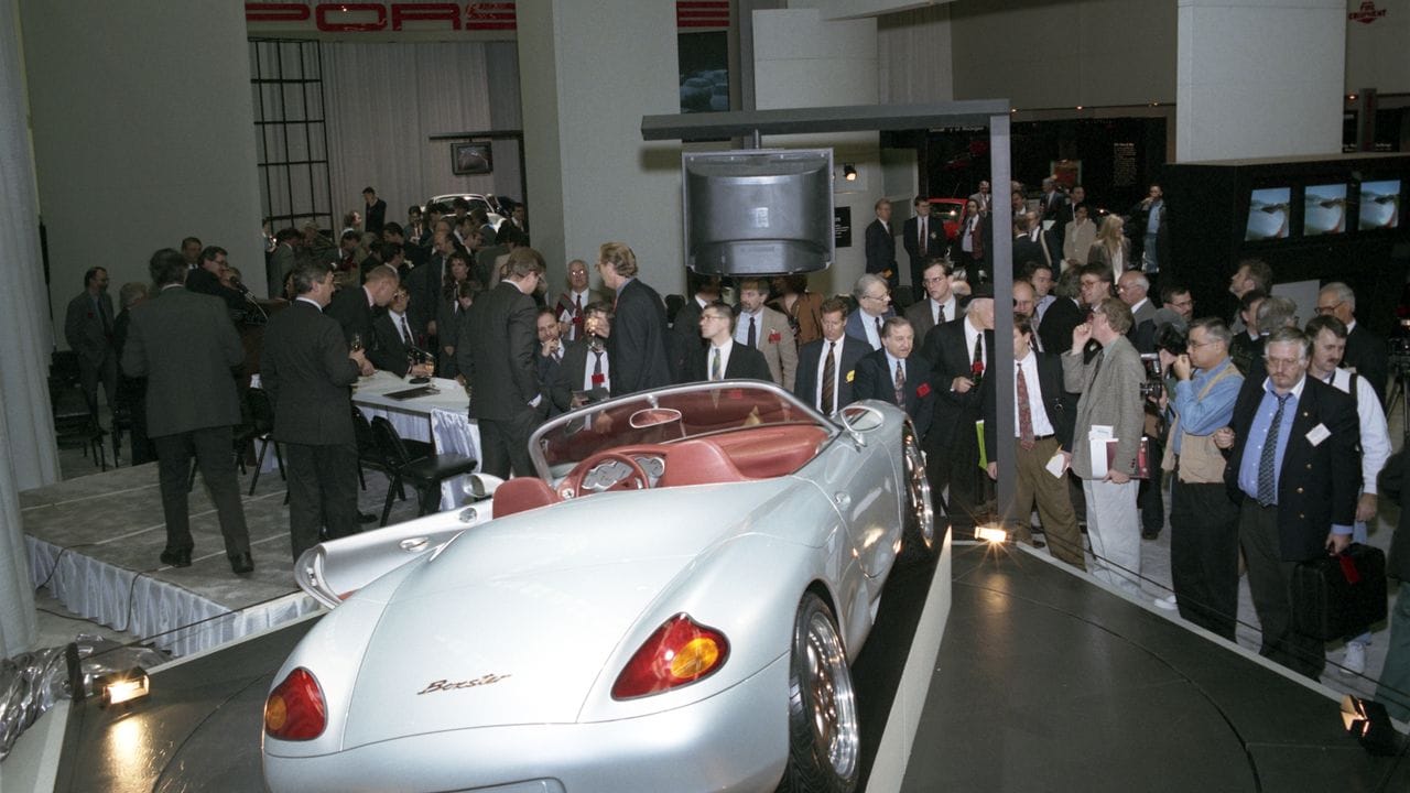 "Bitte genau so bauen": Das sagen viele Autofans, wenn sie Studien wie das Boxster Concept von 1993 sehen - nur selten ist die Ähnlichkeit später zum Serienauto aber so groß wie in diesem Fall. "Bitte genau so bauen": Das sagen viele Autofans, wenn sie Studien wie das Boxster Concept von 1993 sehen - nur selten ist die Ähnlichkeit später zum Serienauto aber so groß wie in diesem Fall.