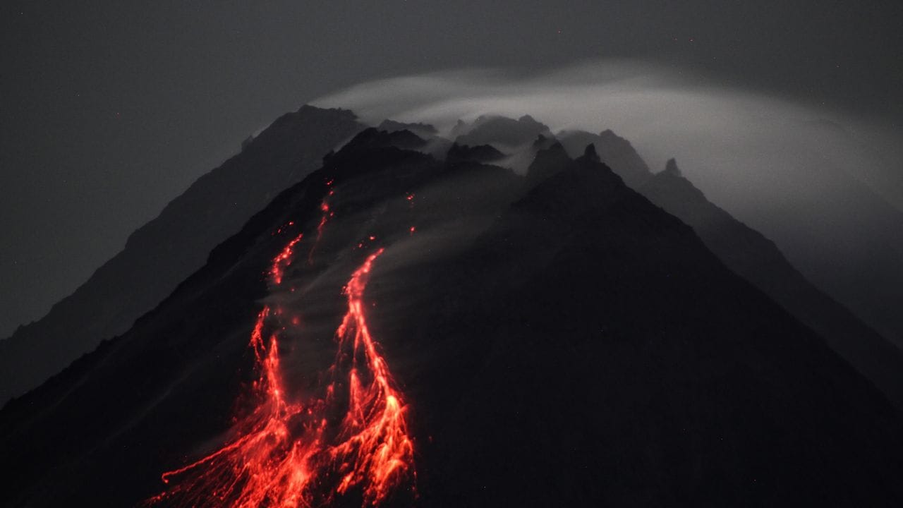 Der Vulkan Merapi auf der Insel Java stößt glühende Lava von seinem Gipfel in Richtung der Flüsse Upper Boyong und Krasak aus.